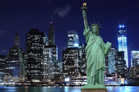 夜の自由の女神とニューヨーク